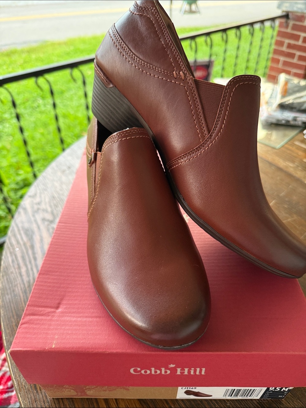 NWT Cobb Hill 9.5 in box Laurel Shootie Mules in Chestnut for Women